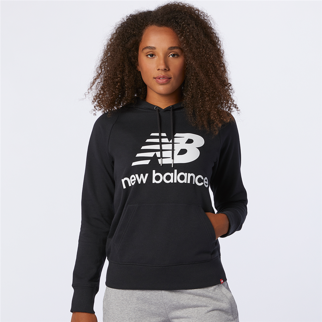 W Essentials Stacked Logo PO Hoodie black model_bild_brandshop