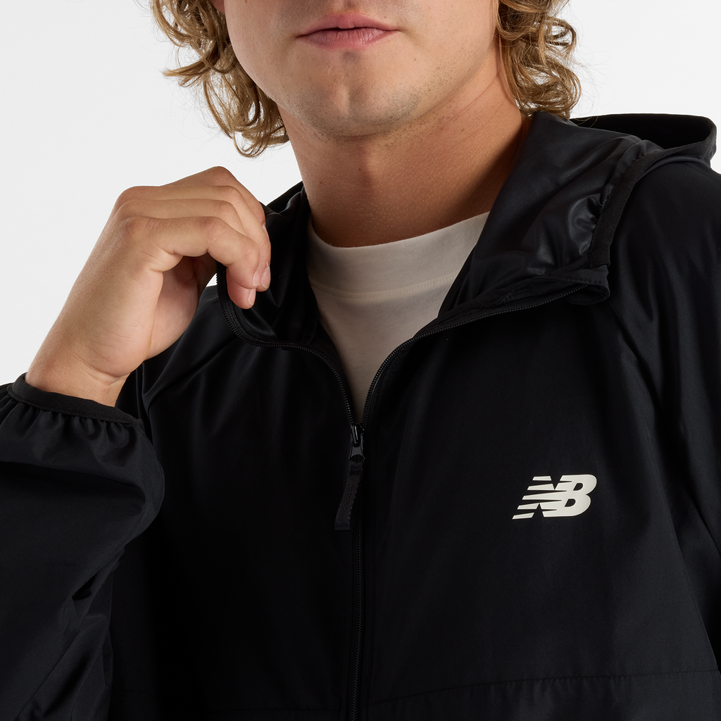 New Balance Athletics Packable Jacket in SCHWARZ