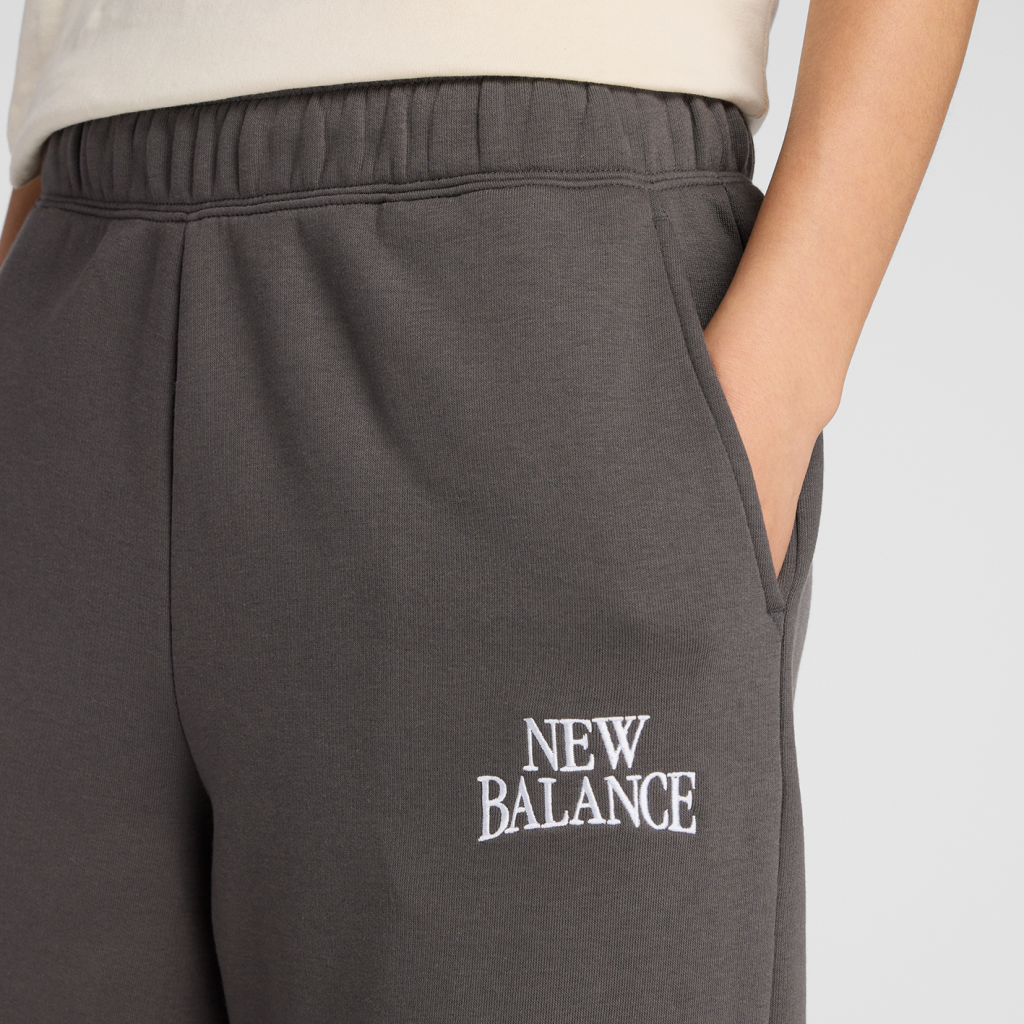New Balance W Linear Heritage Fleece Barrel Pant in SCHWARZ