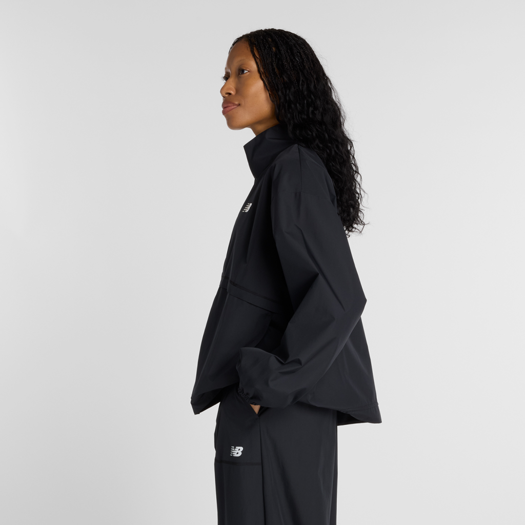 New Balance W Trackside Woven Jacket in SCHWARZ