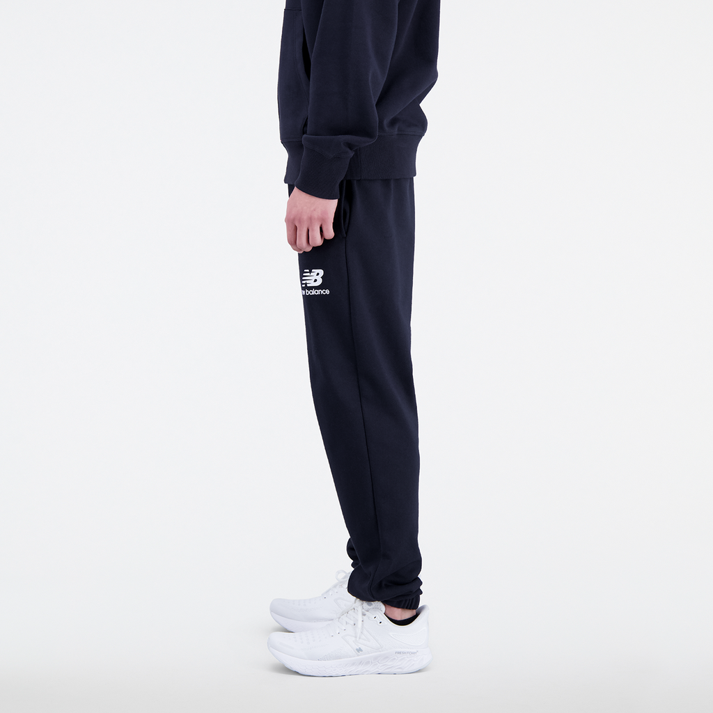 New Balance Essentials Stacked Logo Sweatpant in SCHWARZ