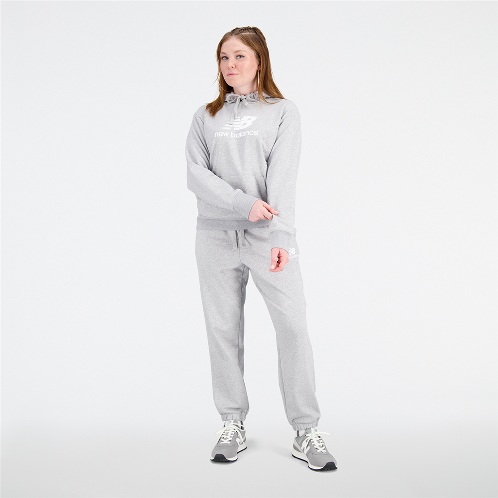 W Essentials Stacked Logo Sweatpant athletic grey model_bild_brandshop