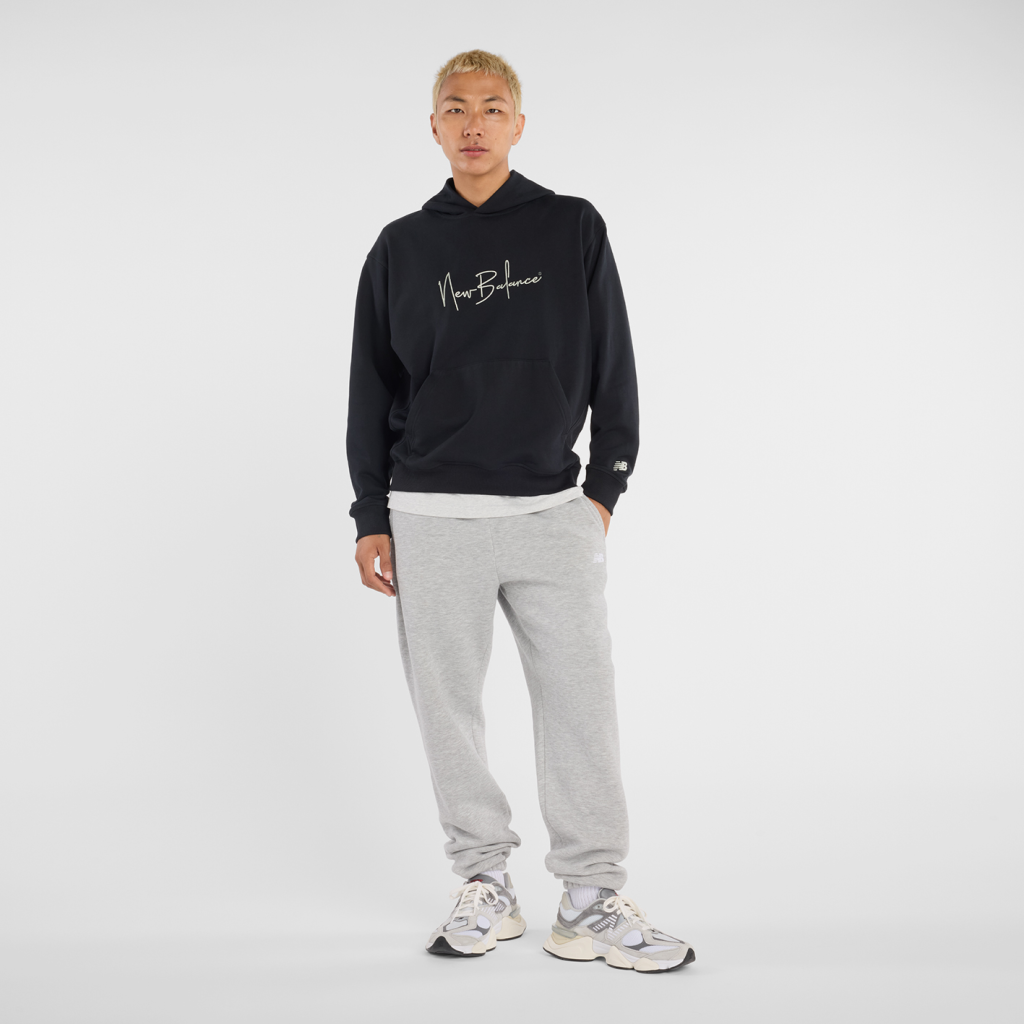 New Balance Atheltics Signature Hoodie in SCHWARZ