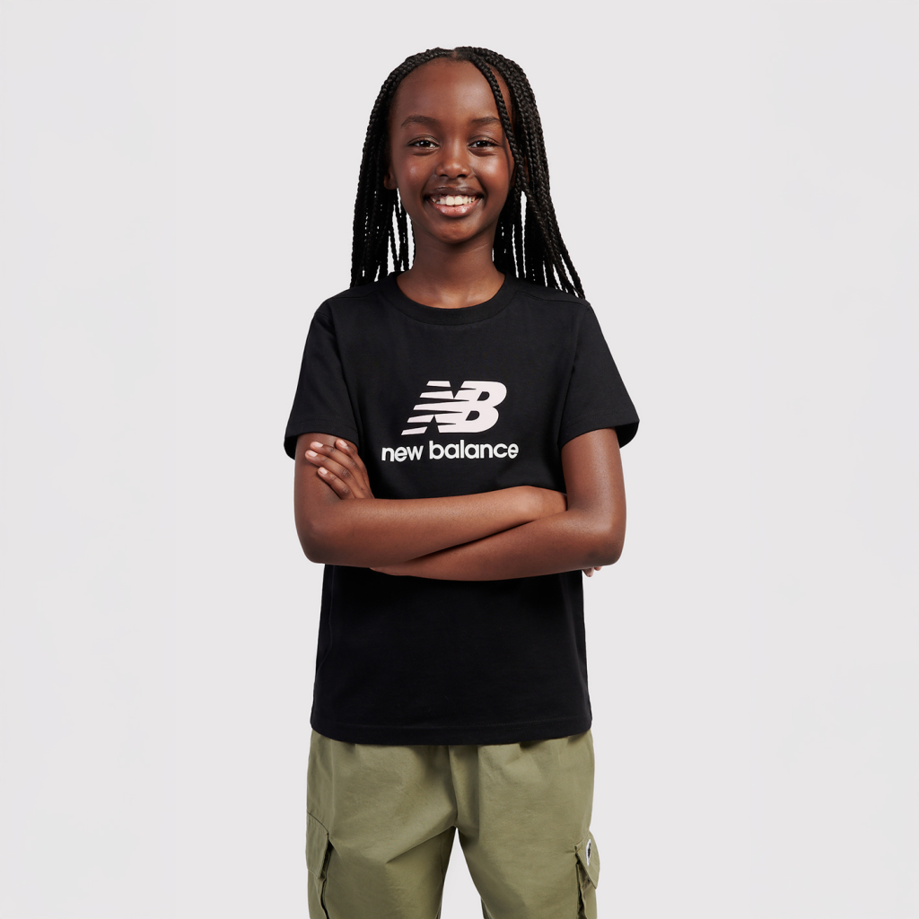 New Balance G NEW BALANCE JERSEY STACKED LOGO TEE in SCHWARZ