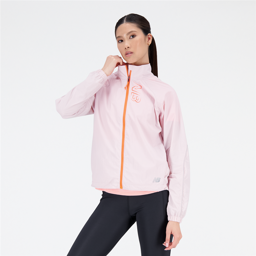 W Printed Impact Run Light Pack Jacket stone pink model_bild_brandshop